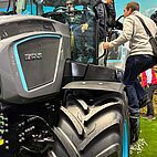 E-Traktor mit einem V 250 (Front)